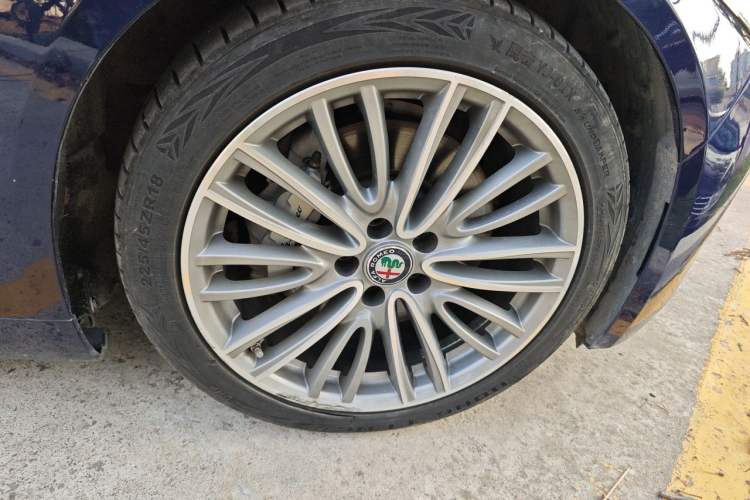 Used Alfa Romeo Giulia 2017 2.0T 280HP Luxury Edition Right Front Wheel Hub