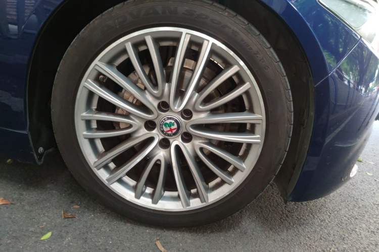 Used Alfa Romeo Giulia 2017 2.0T 200HP Luxury Edition Right Front Wheel Hub