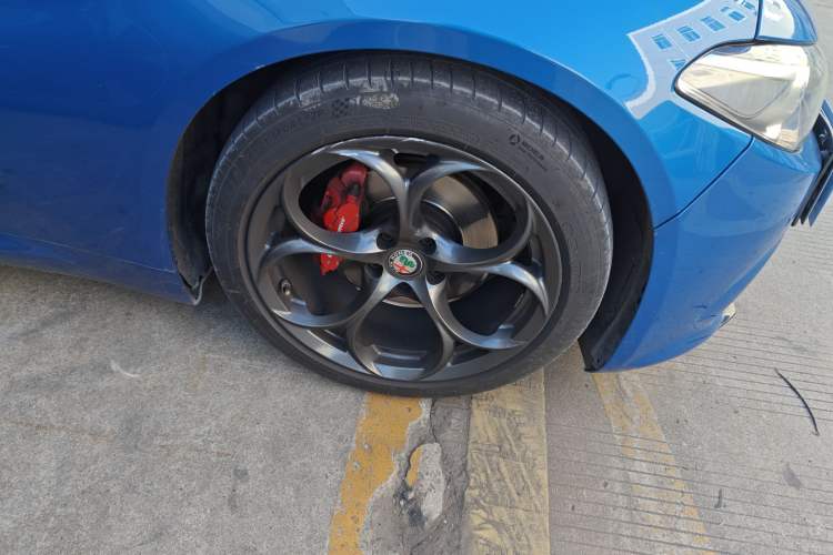 Used Alfa Romeo Giulia 2017 2.0T 200HP Luxury Edition Right Front Wheel Hub