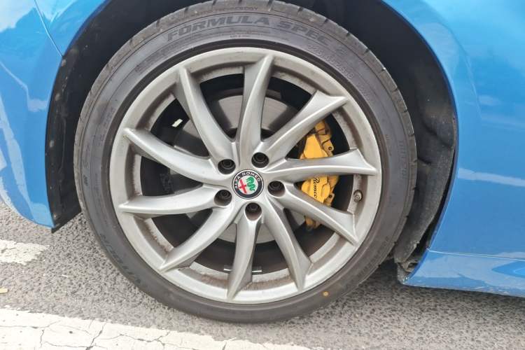 Used Alfa Romeo Giulia 2017 2.0T 280HP Luxury Edition Right Front Wheel Hub
