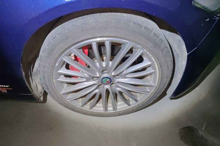 Used Alfa Romeo Giulia 2017 2.0T 280HP Luxury Edition Right Front Wheel Hub