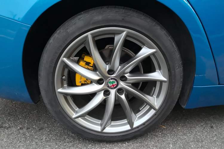 Used Alfa Romeo Giulia 2017 2.0T 200HP Luxury Edition Right Rear Wheel Hub