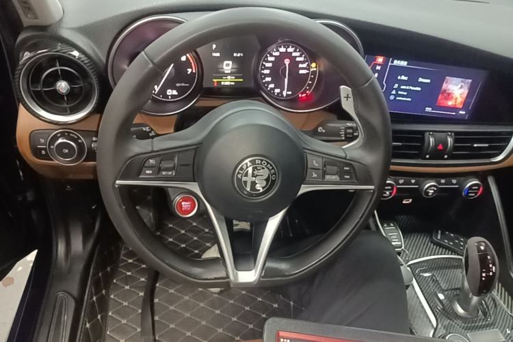 Used Alfa Romeo Giulia 2017 2.0T 200HP Elite Edition Steering Wheel