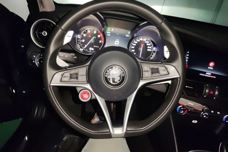 Used Alfa Romeo Giulia 2017 2.0T 280HP Luxury Edition Steering Wheel