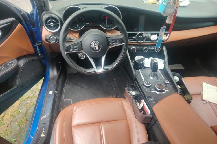Used Alfa Romeo Giulia 2017 2.0T 200HP Luxury Edition Steering Wheel