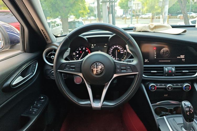 Used Alfa Romeo Giulia 2017 2.0T 280HP Luxury Edition Steering Wheel