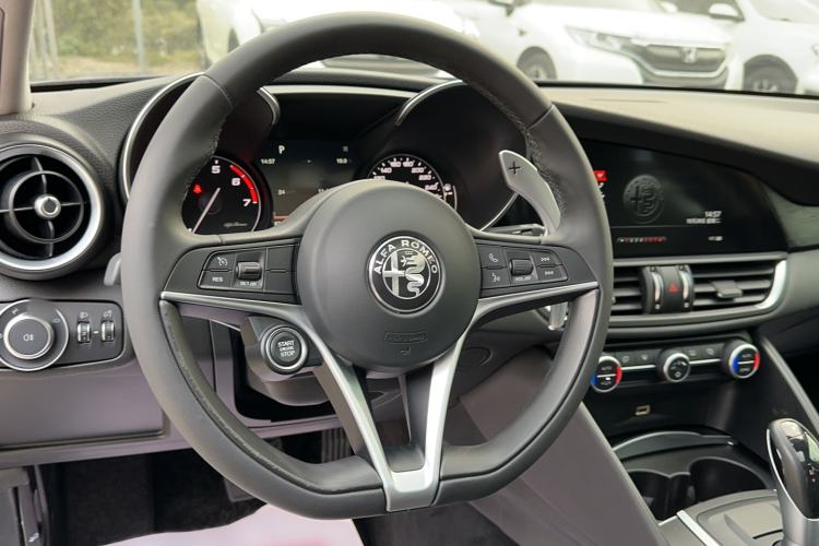 Used Alfa Romeo Giulia 2017 2.0T 280HP Luxury Edition Steering Wheel