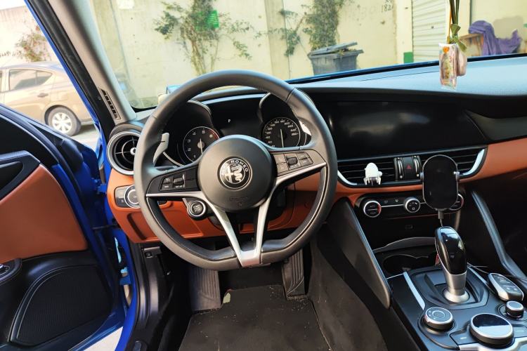 Used Alfa Romeo Giulia 2017 2.0T 280HP Luxury Edition Steering Wheel