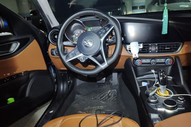 Used Alfa Romeo Giulia 2017 2.0T 200HP Luxury Edition Steering Wheel