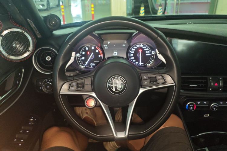 Used Alfa Romeo Giulia 2017 2.0T 280HP Luxury Edition Steering Wheel