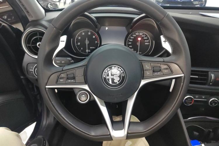 Used Alfa Romeo Giulia 2017 2.0T 280HP Luxury Edition Steering Wheel