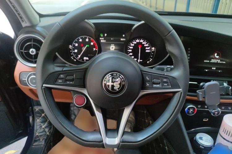 Used Alfa Romeo Giulia 2017 2.0T 200HP Luxury Edition Steering Wheel