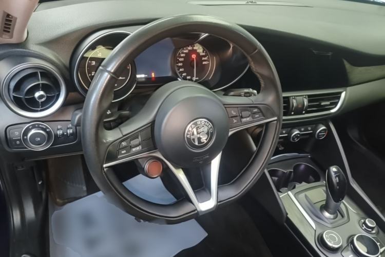 Used Alfa Romeo Giulia 2017 2.0T 200HP Luxury Edition Steering Wheel