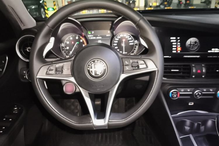 Used Alfa Romeo Giulia 2017 2.0T 280HP Luxury Edition Steering Wheel