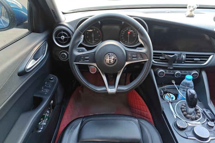 Used Alfa Romeo Giulia 2017 2.0T 200HP Luxury Edition Steering Wheel