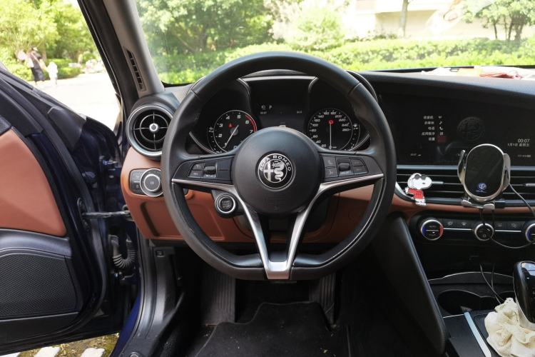Used Alfa Romeo Giulia 2017 2.0T 200HP Elite Edition Steering Wheel