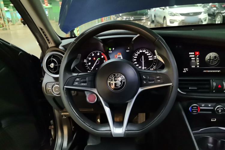 Used Alfa Romeo Giulia 2017 2.0T 280HP Luxury Edition Steering Wheel