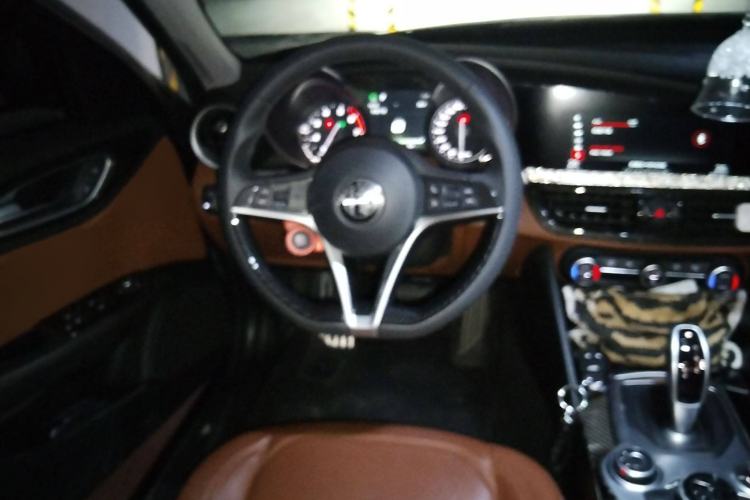 Used Alfa Romeo Giulia 2017 2.0T 200HP Luxury Edition Steering Wheel
