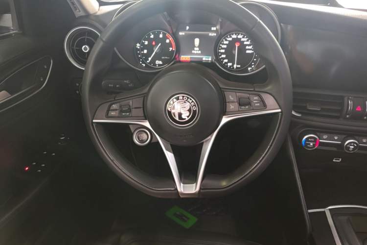 Used Alfa Romeo Giulia 2017 2.0T 200HP Luxury Edition Steering Wheel