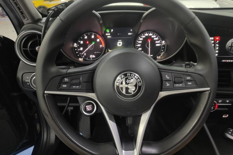 Used Alfa Romeo Giulia 2017 2.0T 200HP Luxury Edition Steering Wheel