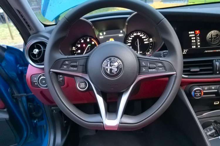 Used Alfa Romeo Giulia 2017 2.0T 200HP Luxury Edition Steering Wheel