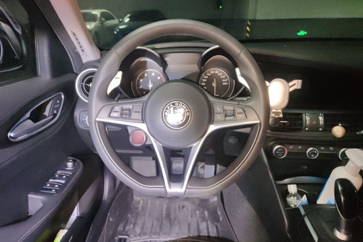Used Alfa Romeo Giulia 2017 2.0T 280HP Luxury Edition Steering Wheel