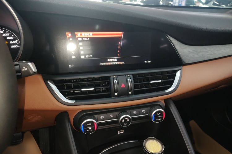 Used Alfa Romeo Giulia 2017 2.0T 200HP Luxury Edition Audio And AC Panel