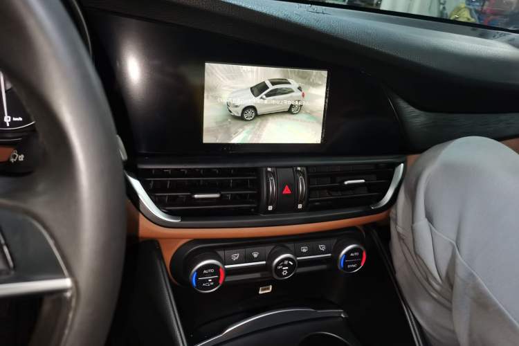Used Alfa Romeo Giulia 2017 2.0T 200HP Elite Edition Audio And AC Panel