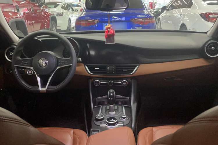 Used Alfa Romeo Giulia 2017 2.0T 200HP Luxury Edition Center Console
