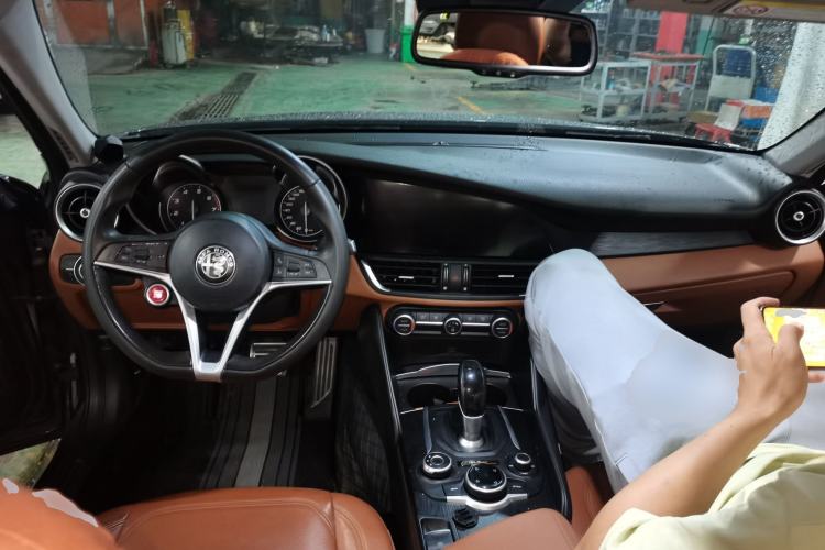 Used Alfa Romeo Giulia 2017 2.0T 200HP Elite Edition Center Console