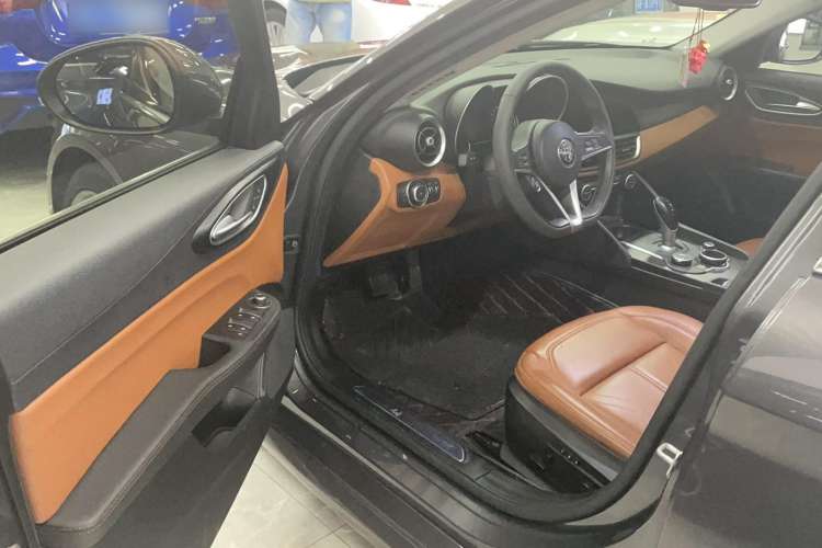 Used Alfa Romeo Giulia 2017 2.0T 200HP Luxury Edition Driver Seat