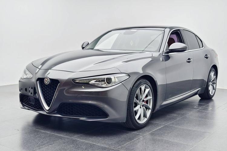 Used Alfa Romeo Giulia 2017 2.0T 200HP Luxury Edition Exterior 1