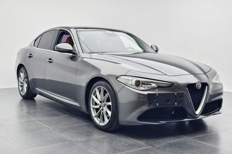 Used Alfa Romeo Giulia 2017 2.0T 200HP Luxury Edition Exterior 2