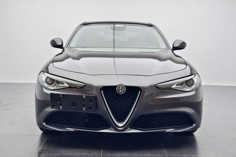 Used Alfa Romeo Giulia 2017 2.0T 200HP Luxury Edition Exterior 3