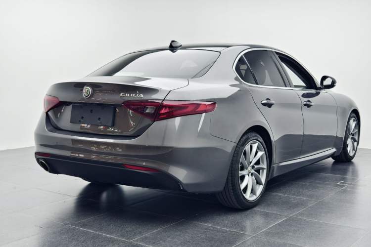 Used Alfa Romeo Giulia 2017 2.0T 200HP Luxury Edition Exterior 4
