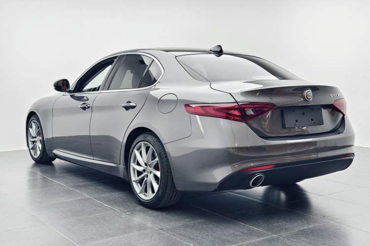 Used Alfa Romeo Giulia 2017 2.0T 200HP Luxury Edition Exterior 5