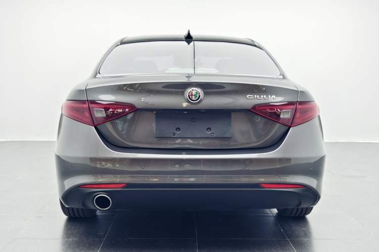 Used Alfa Romeo Giulia 2017 2.0T 200HP Luxury Edition Exterior 6