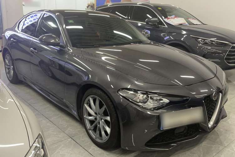 Used Alfa Romeo Giulia 2017 2.0T 200HP Luxury Edition Front Right 45 Deg