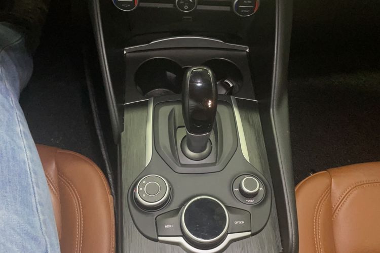 Used Alfa Romeo Giulia 2017 2.0T 200HP Luxury Edition Gear Lever