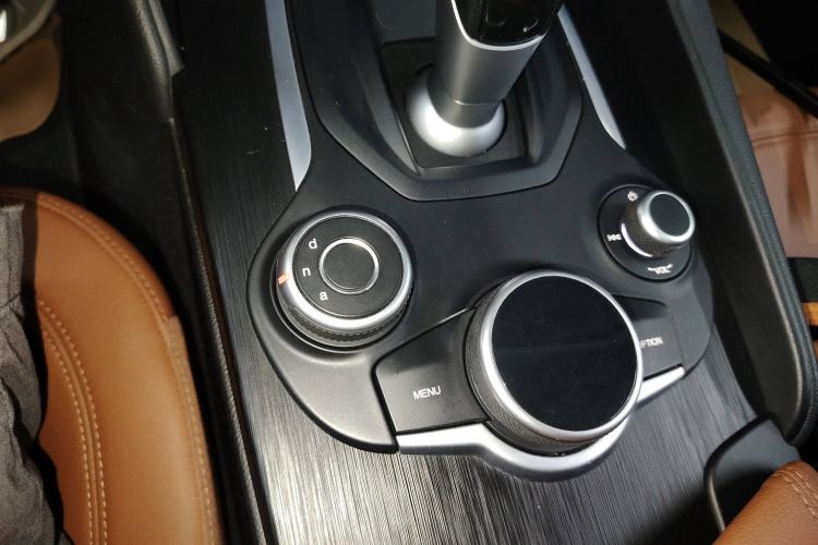 Used Alfa Romeo Giulia 2017 2.0T 200HP Luxury Edition Gear Lever