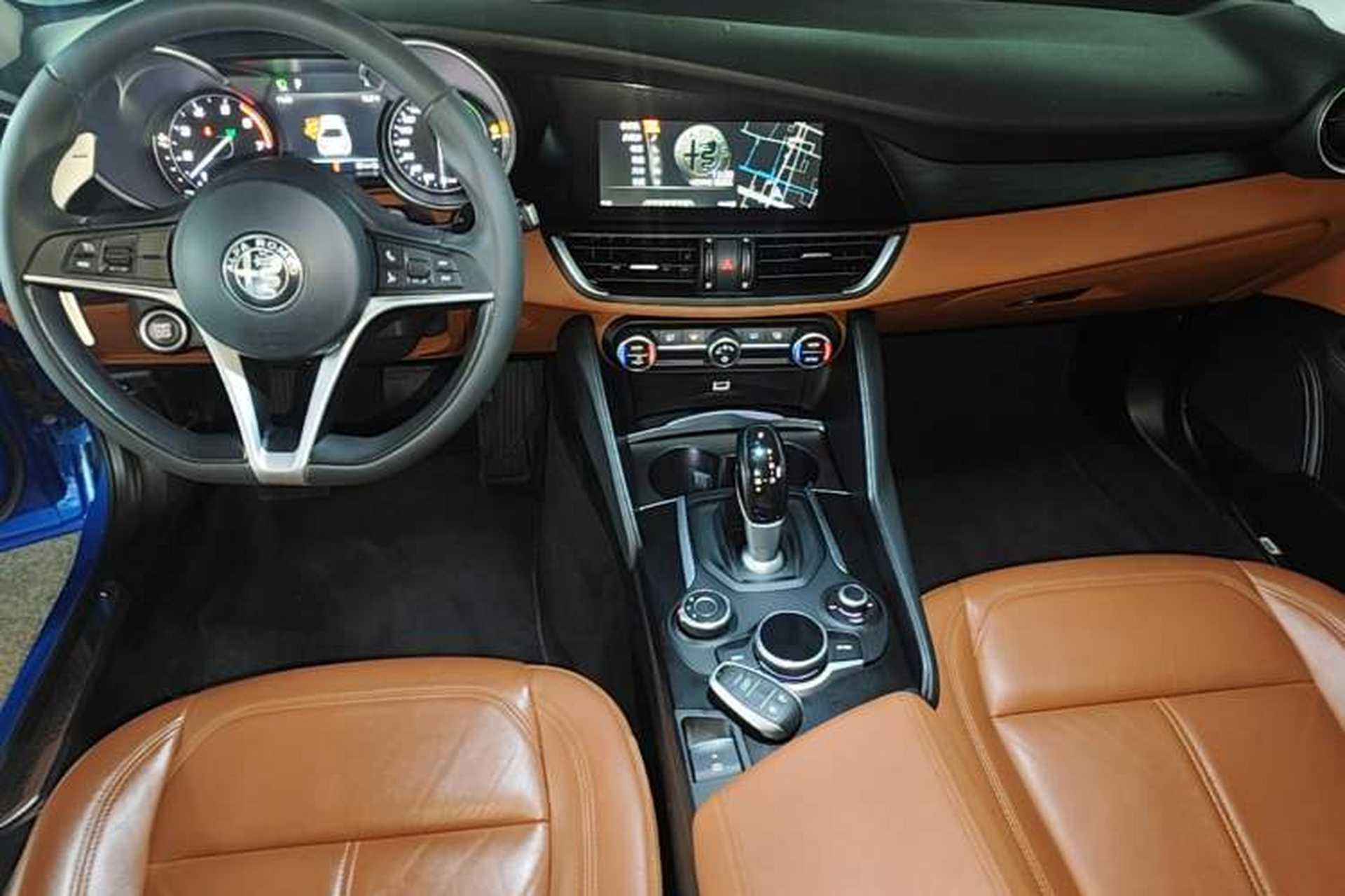 Used Alfa Romeo Giulia 2017 2.0T 280HP Luxury Edition Gear Lever