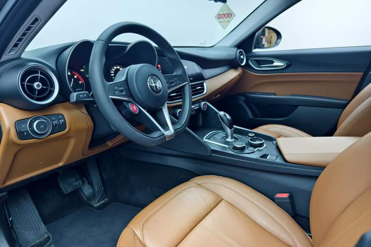 Used Alfa Romeo Giulia 2017 2.0T 200HP Luxury Edition Interior 1
