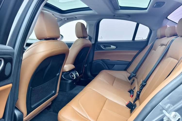 Used Alfa Romeo Giulia 2017 2.0T 200HP Luxury Edition Interior 10