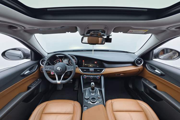 Used Alfa Romeo Giulia 2017 2.0T 200HP Luxury Edition Interior 2