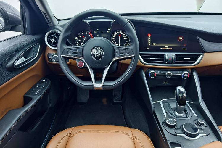 Used Alfa Romeo Giulia 2017 2.0T 200HP Luxury Edition Interior 3