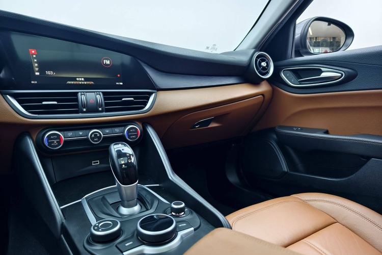 Used Alfa Romeo Giulia 2017 2.0T 200HP Luxury Edition Interior 4