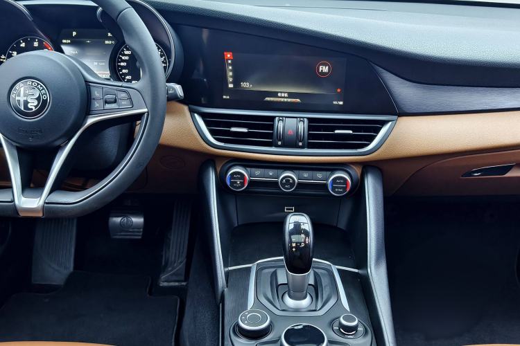 Used Alfa Romeo Giulia 2017 2.0T 200HP Luxury Edition Interior 5