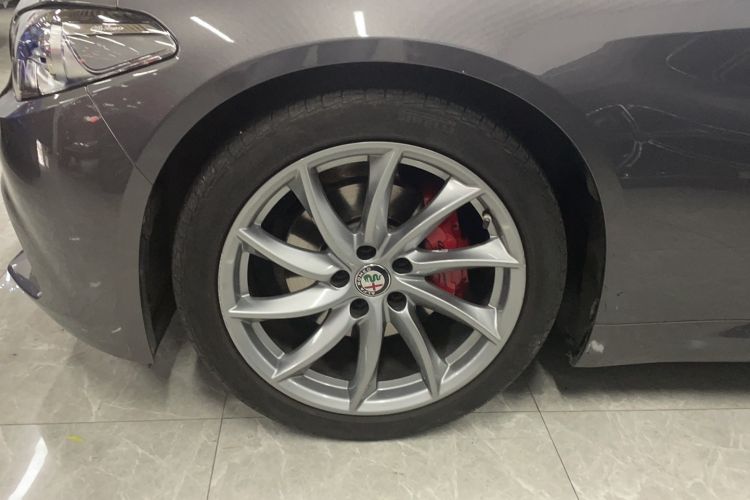 Used Alfa Romeo Giulia 2017 2.0T 200HP Luxury Edition Left Front Wheel Hub