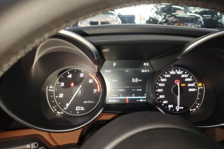 Used Alfa Romeo Giulia 2017 2.0T 200HP Luxury Edition Odometer Close Up