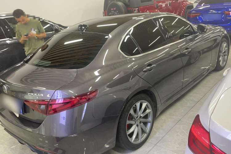 Used Alfa Romeo Giulia 2017 2.0T 200HP Luxury Edition Rear Right 45 Deg